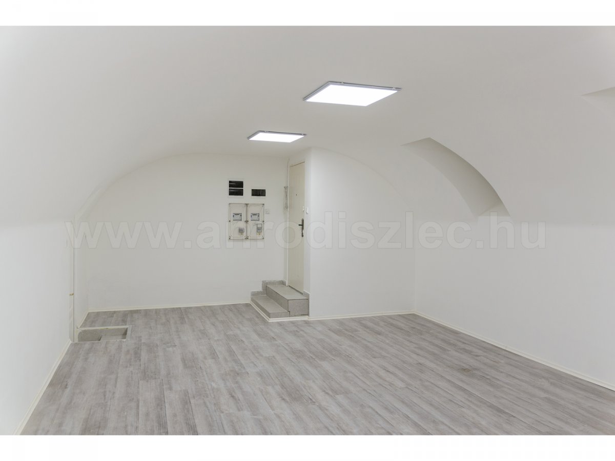 Az alacsony belmagasságú helyiségben kiváló választás a kis helyet foglaló, lapos ledpanel