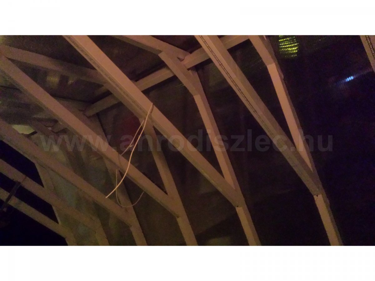 A tető adottságait kihasználva a LED szalagokat a kakasülőnek is nevezett fogópáron vezették végig!