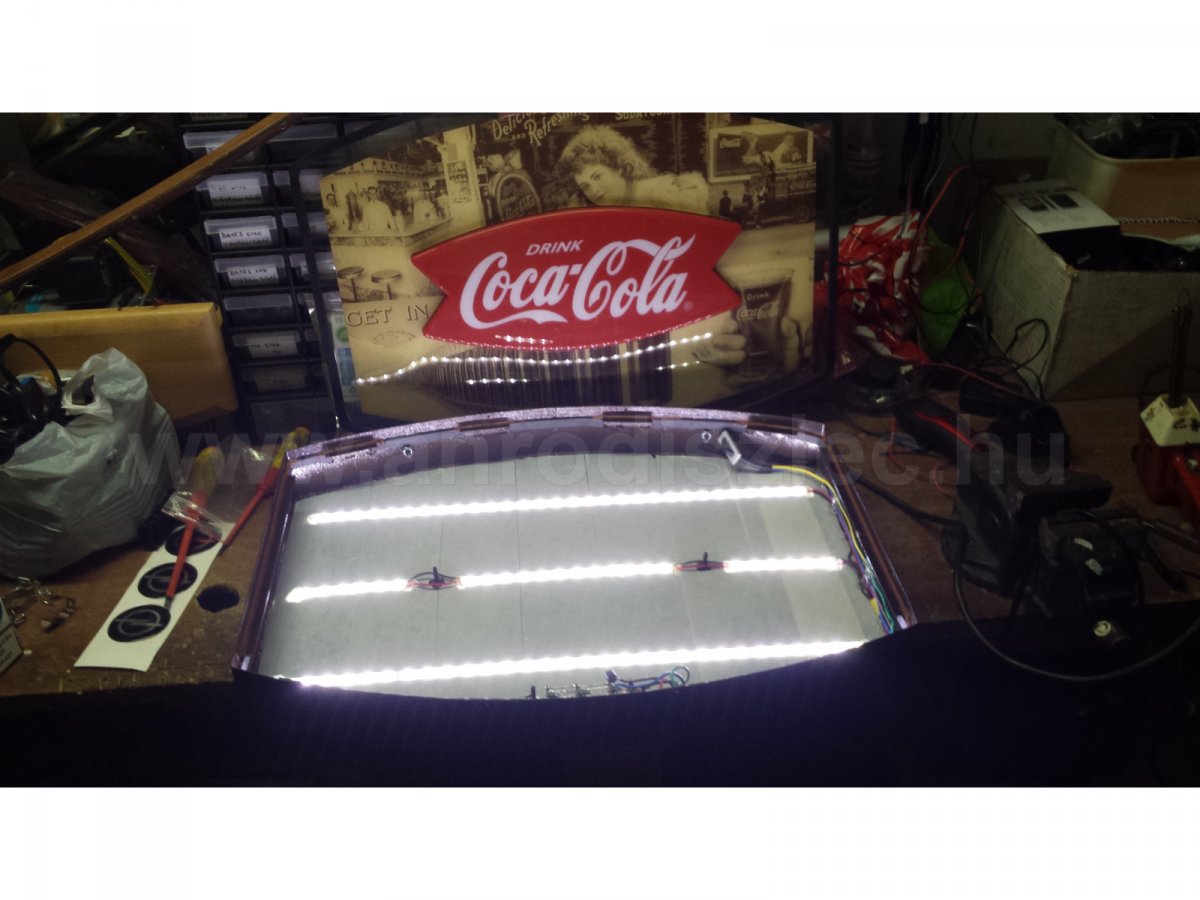 Coca Cola tábla háttérvilágítása hidegfehér LED szalaggal