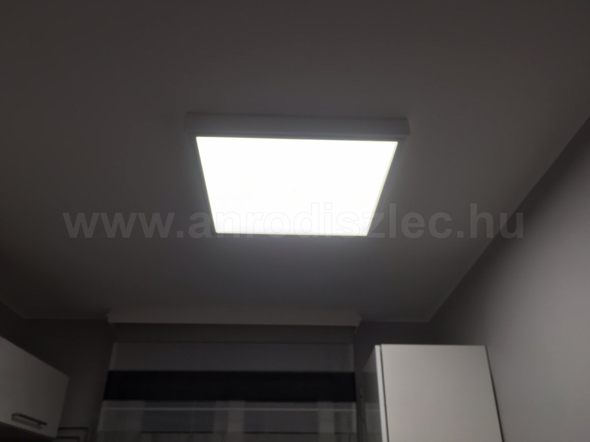60x60 cm LED panel falon kívüli beépítőkeretve szerelve