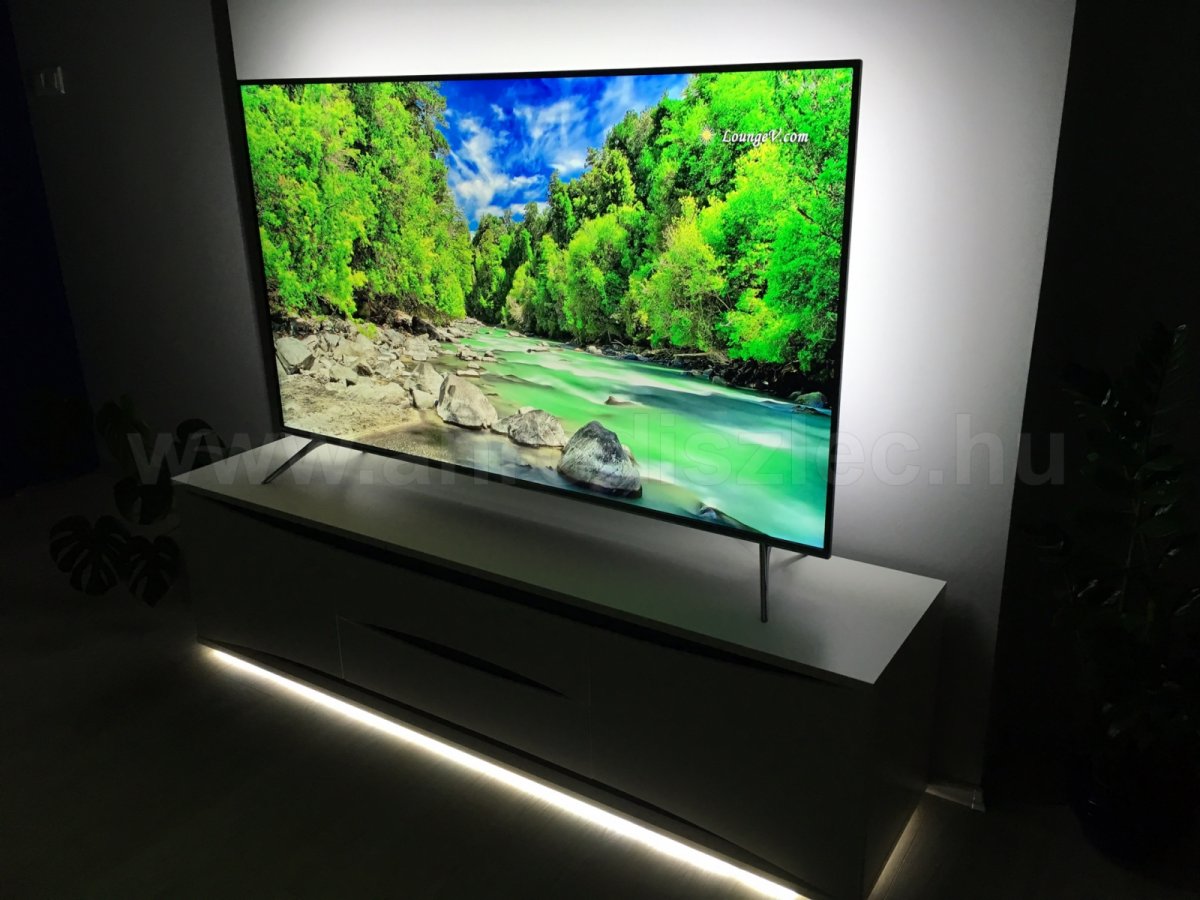Full HD tévé modern médiaszekrénnyel és led szalagos díszvilágítással