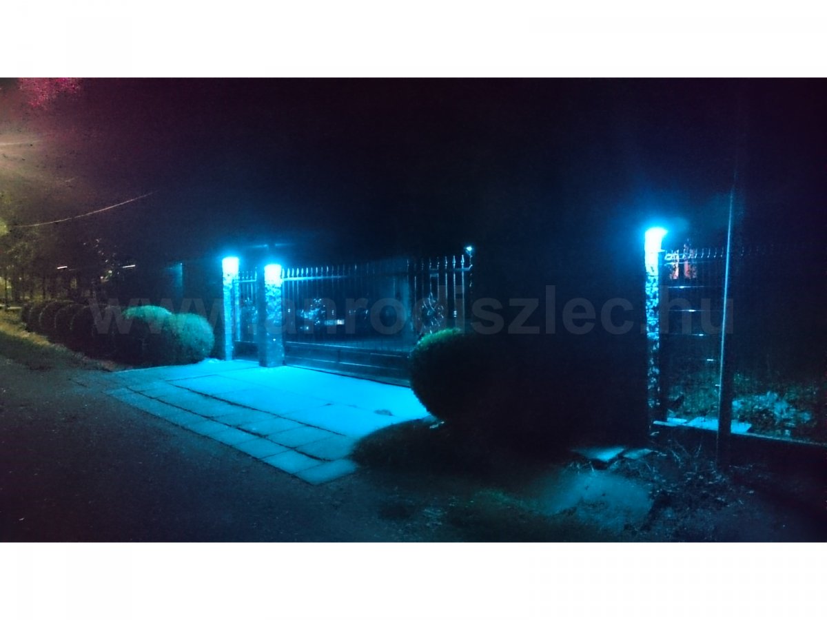 Utcai kapu színes led világítással