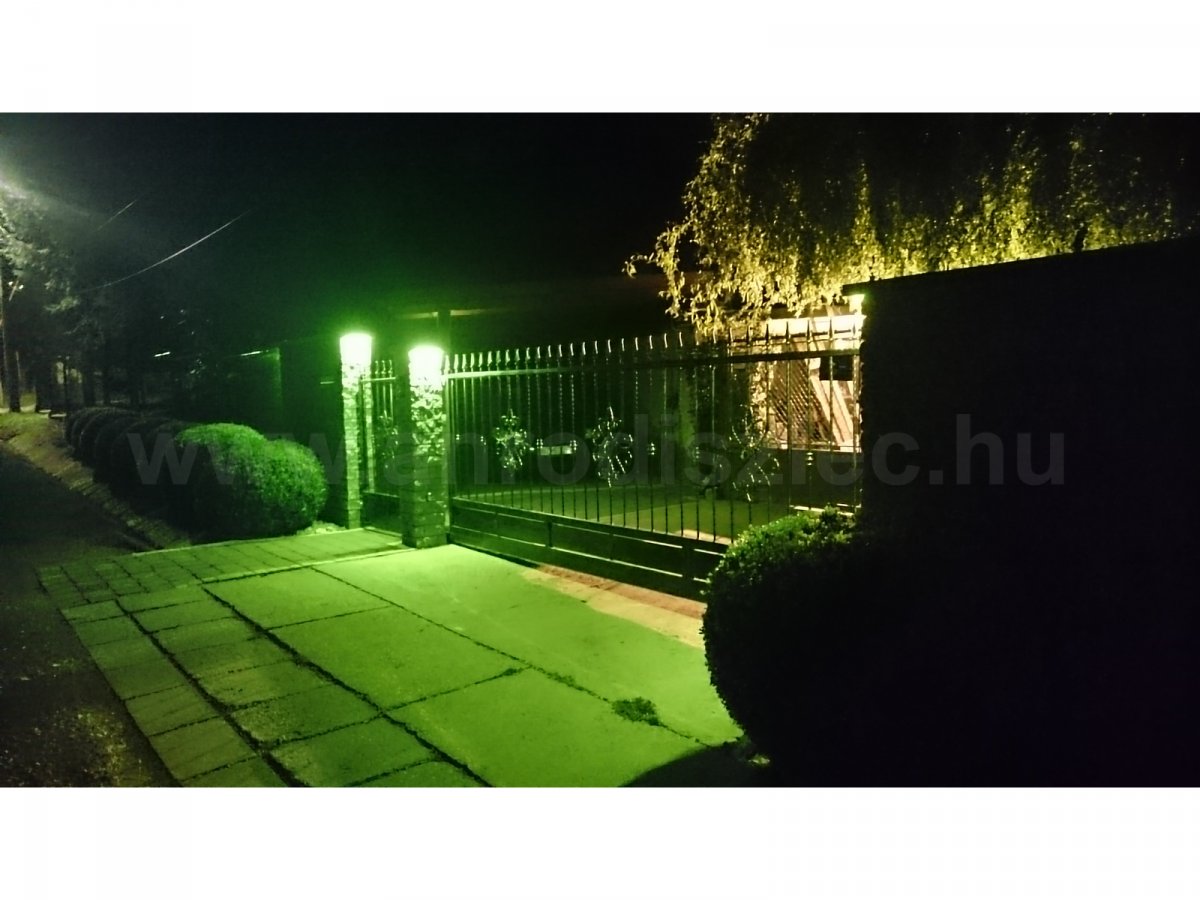 Utcai kapu színes led világítással - zöld