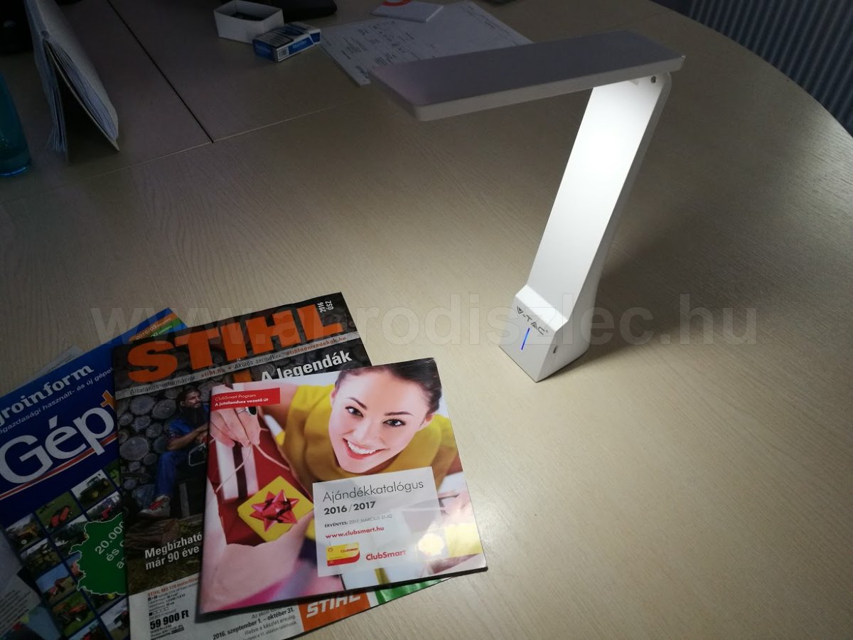 Kihajtható asztali LED lámpa, szép fehér-ezüst színű
