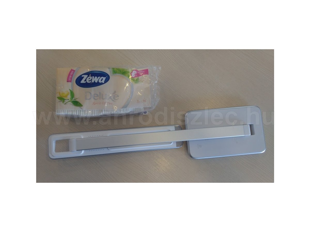 A LED-es lámpa összehajtva alig nagyobb mint a Zewa 100 darabos zsebkendője.