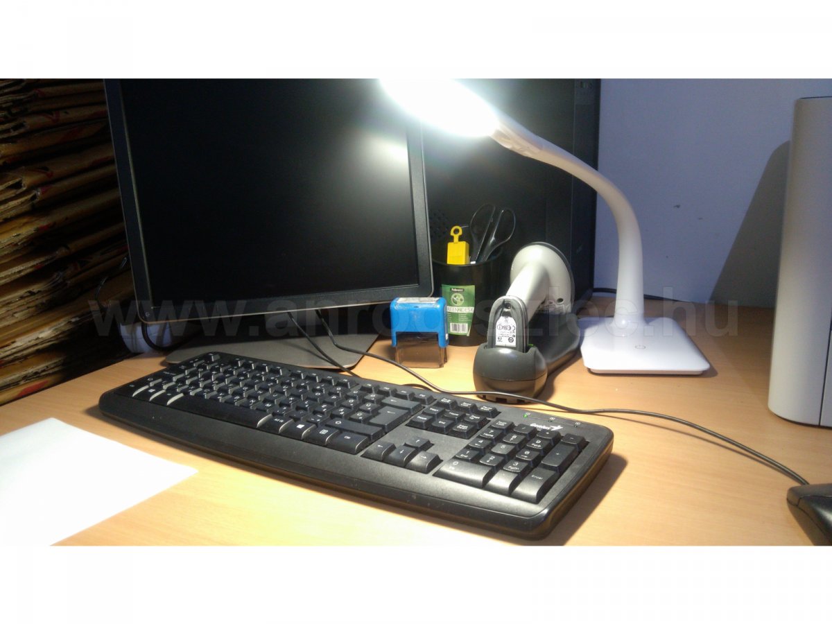 LED állítható fényerejű asztali lámpa - most teljes fényerőn világít!