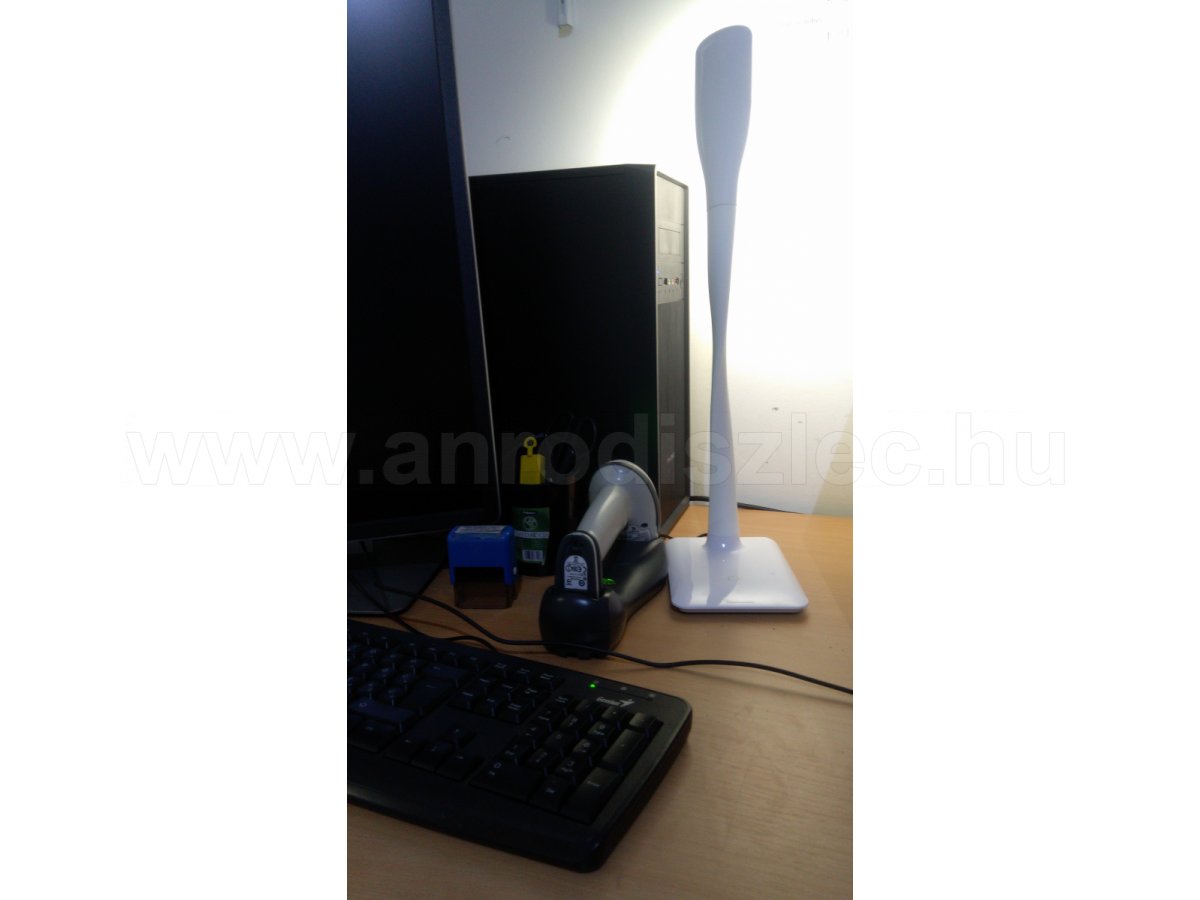 V-TAC SKU 7053 ledes fehér lámpa munkaasztalon