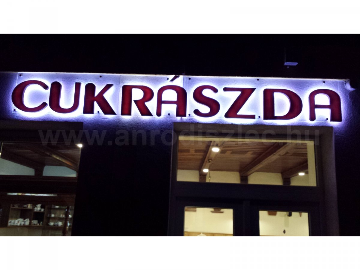 Alkonyodáskor automatikusan felkapcsol a cukrászda táblavilágítása
