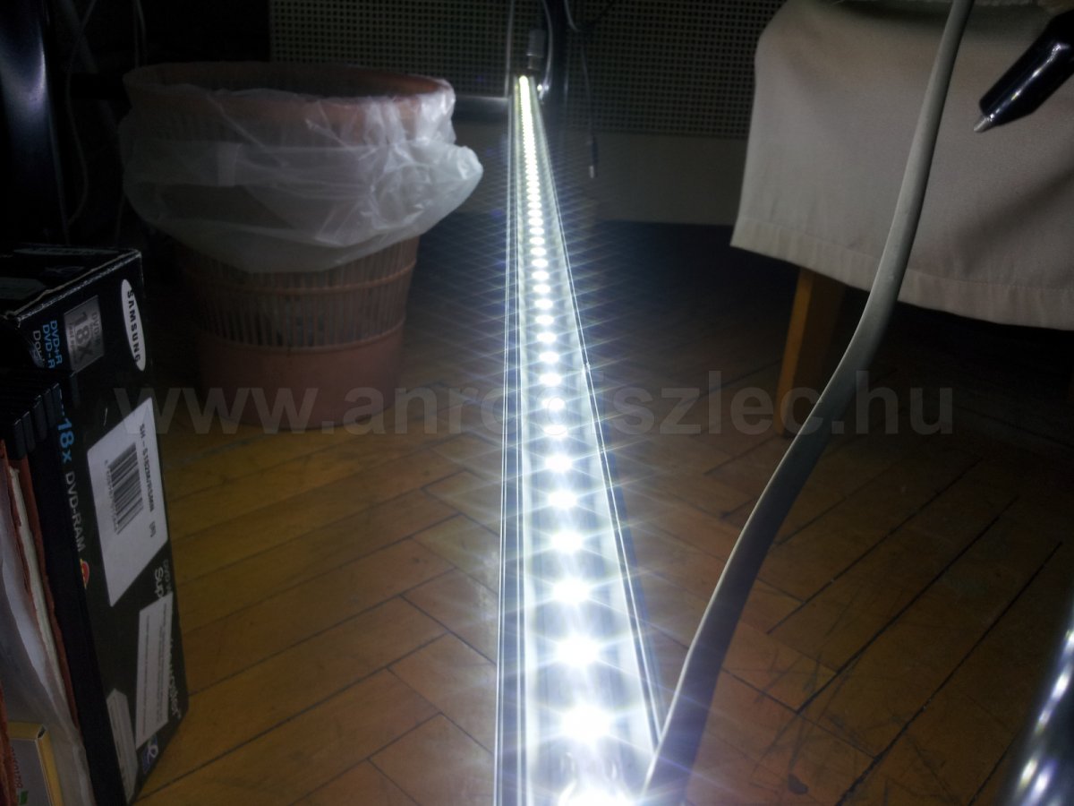 Négy ágú csillagként fénylenek az 5630 LED chipek.