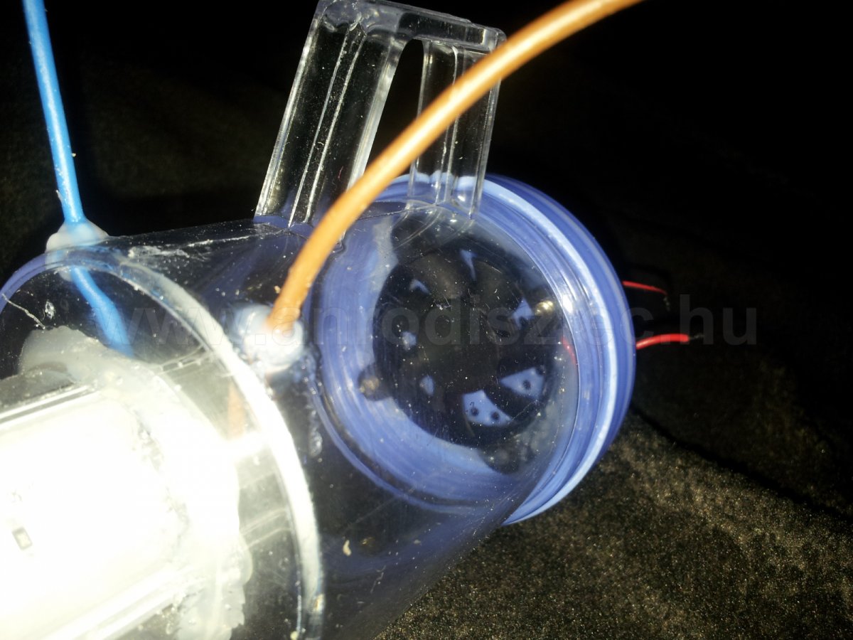 A fekete ventilátor a LED szalag hűtését szolgálja