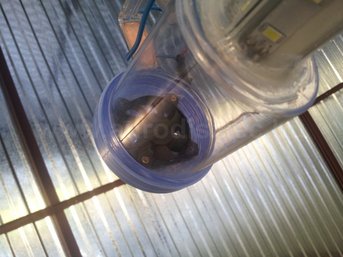 A házi lámpatest végébe ventilátor van felszerelve, hogy hűtse a melegedő LED szalagot