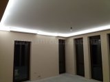 A szobaajtók felett koronaként fénylik a LED szalag