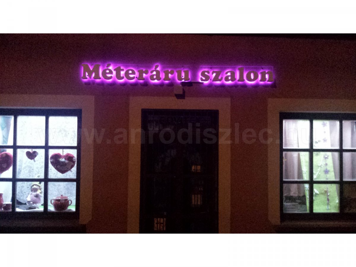 Méteráru szalon cégtáblája színváltós LED szalaggal