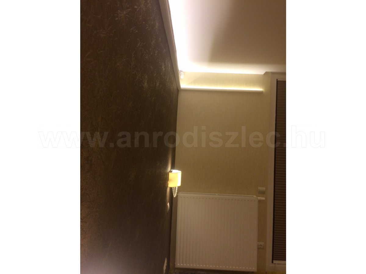 Kicsi polisztirol léc lett felragasztva az oldalfalra, de ez is elég a keskeny led szalagnak.