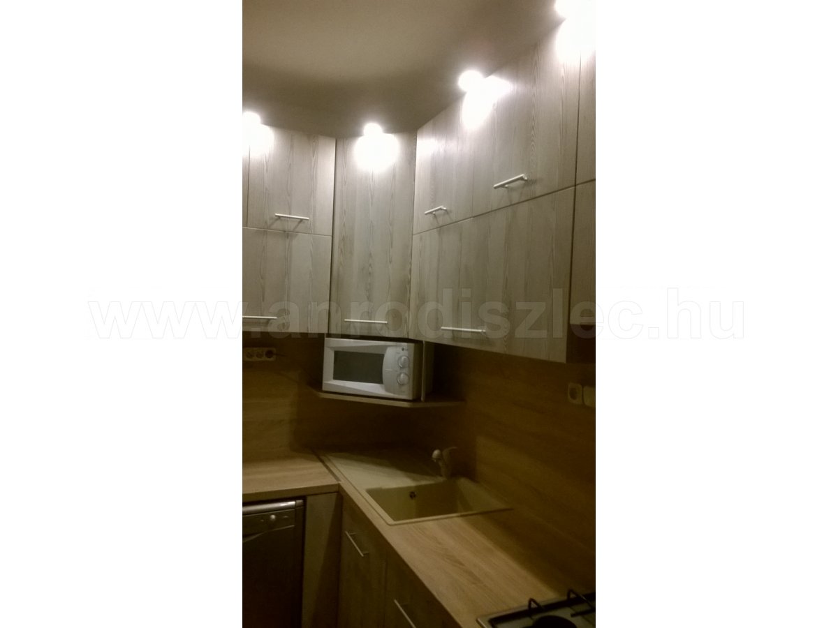 Pultmegvilágító lámpa beépítve konyhában