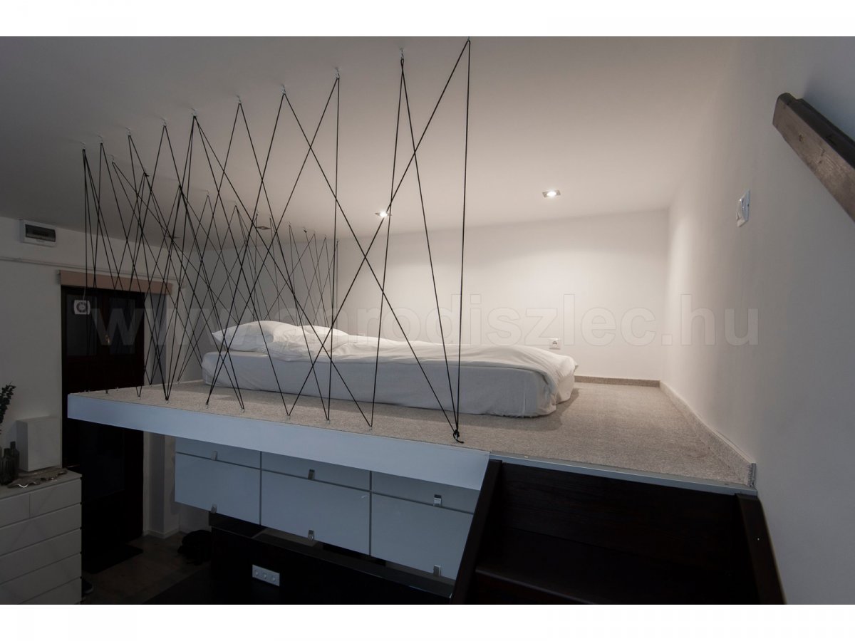 Modern galériás hálószoba spot világítással
