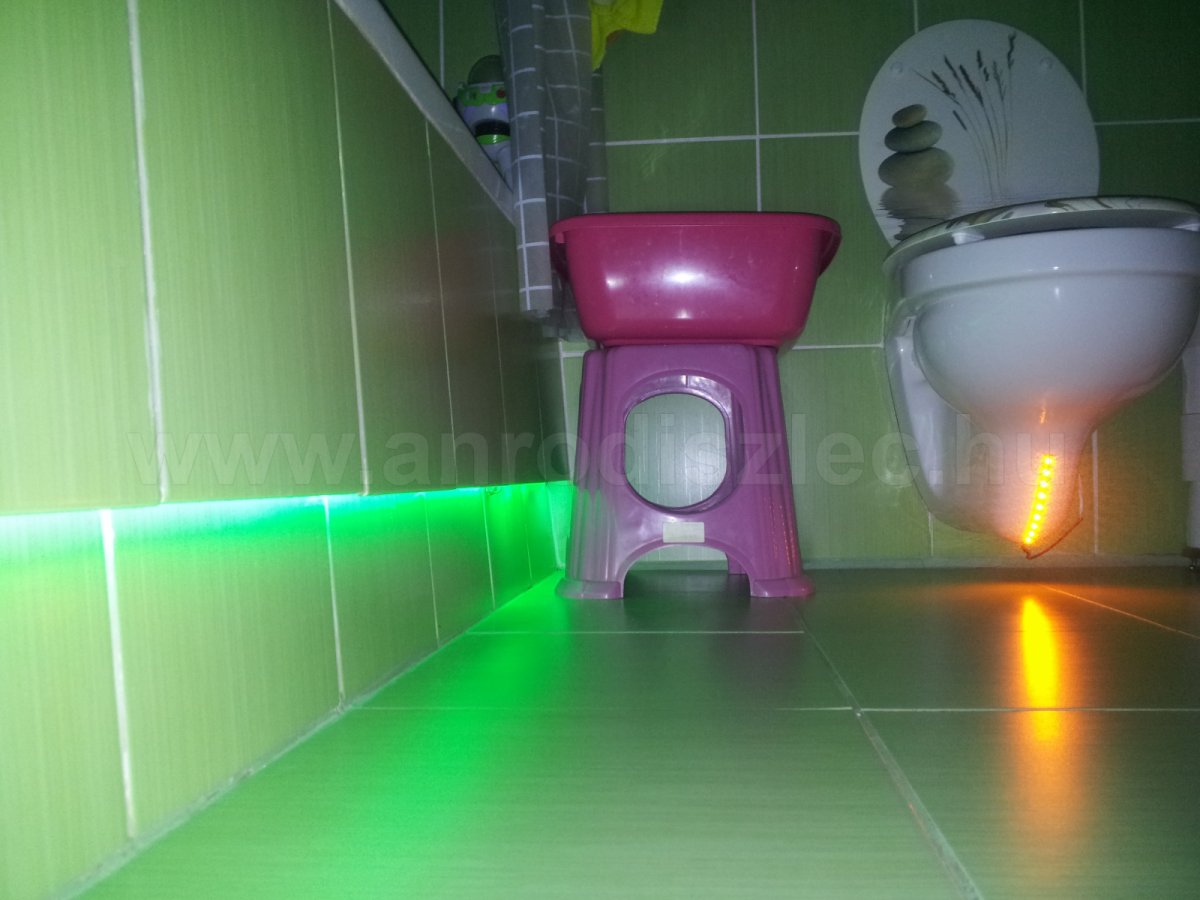 A wécében is LED szalag világít