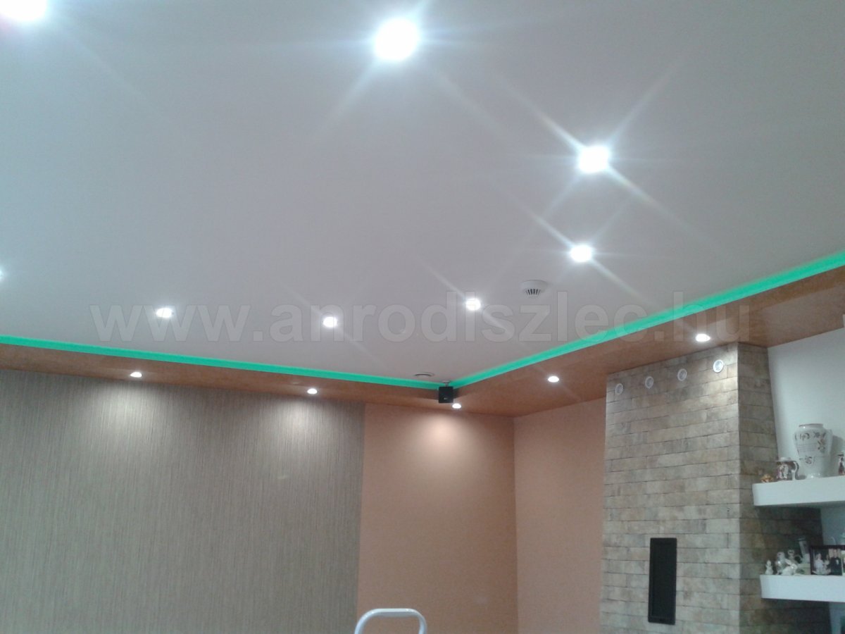 Nappali RGB LED fényszalag a sarokban