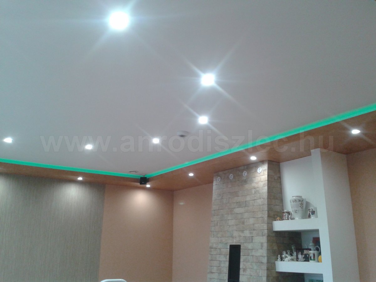 Nappali RGB LED fényszalag a sarokban