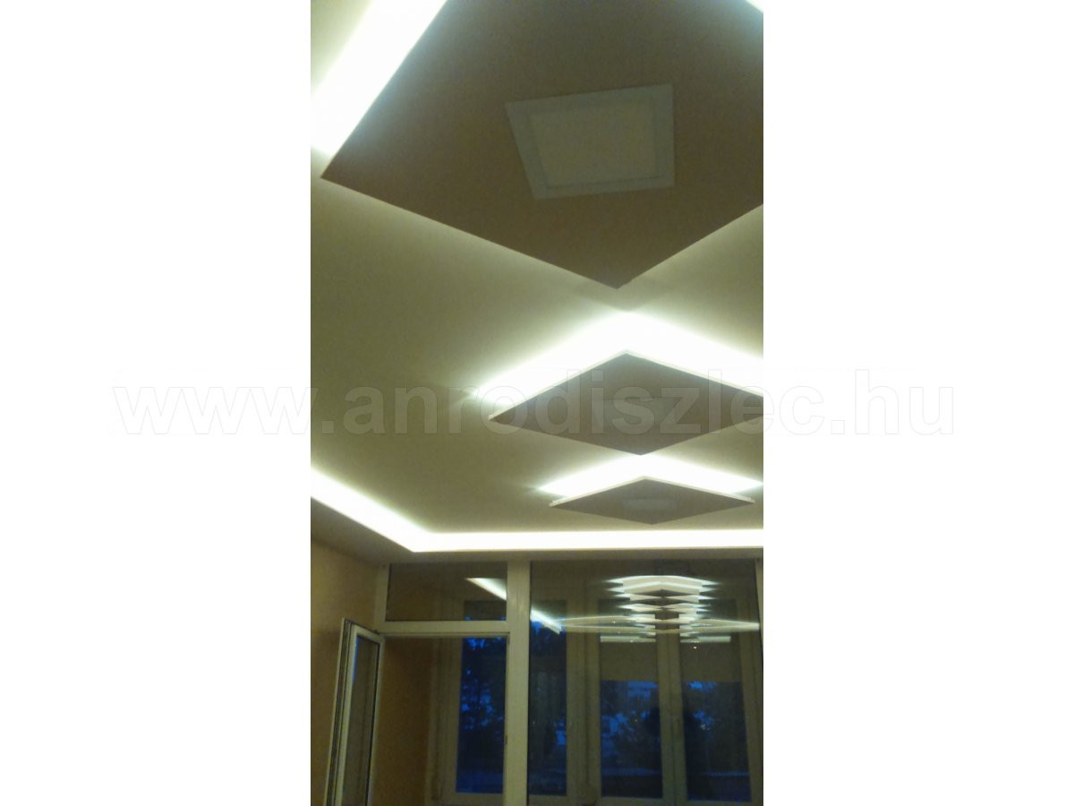 LED szalag világítás álmennyezetben