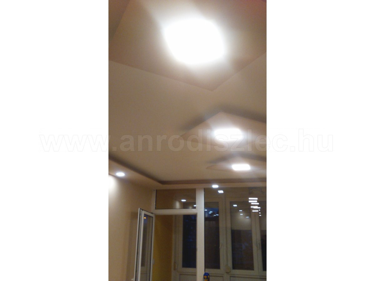 Négyzet alakú LED panelek