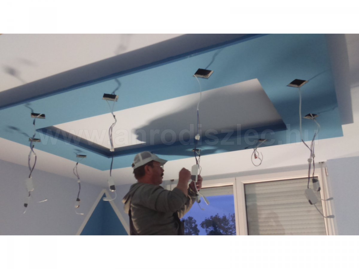 Készülőben az álmennyezet, a led panel tápjai már be vannak kötve.