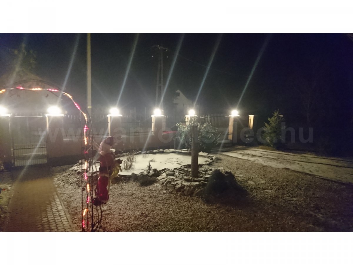 Kerítés oszlop gömb lámpákkal