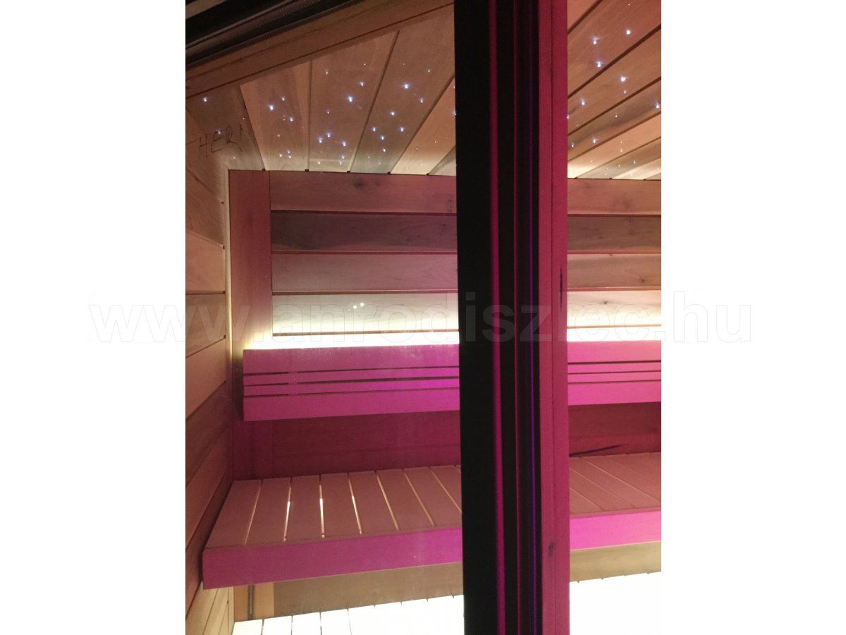 Csillagos égbolt és LED világítás szaunában