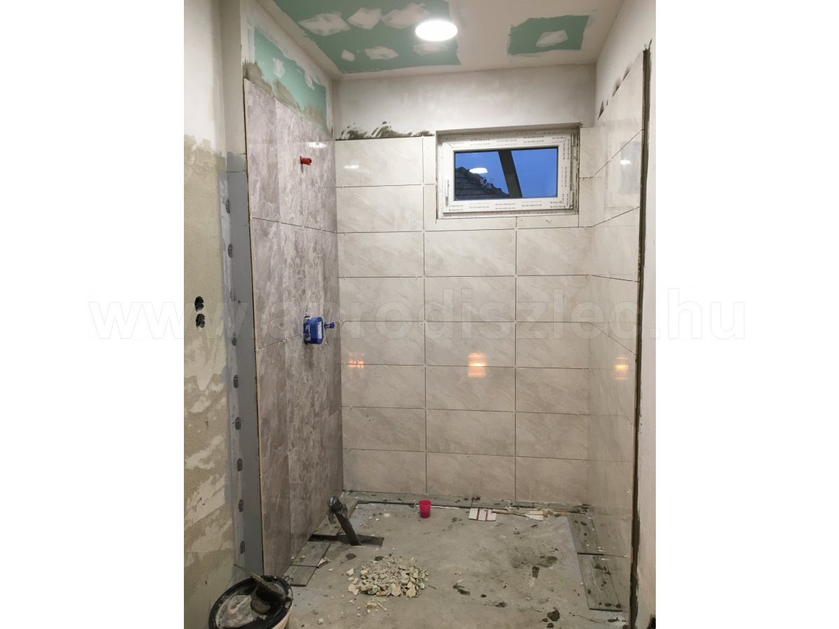 Az épülő zuhanyzó felett napali fényt ad az IP65-ös 18 wattos panel (zuhany méret: 120x160 cm)