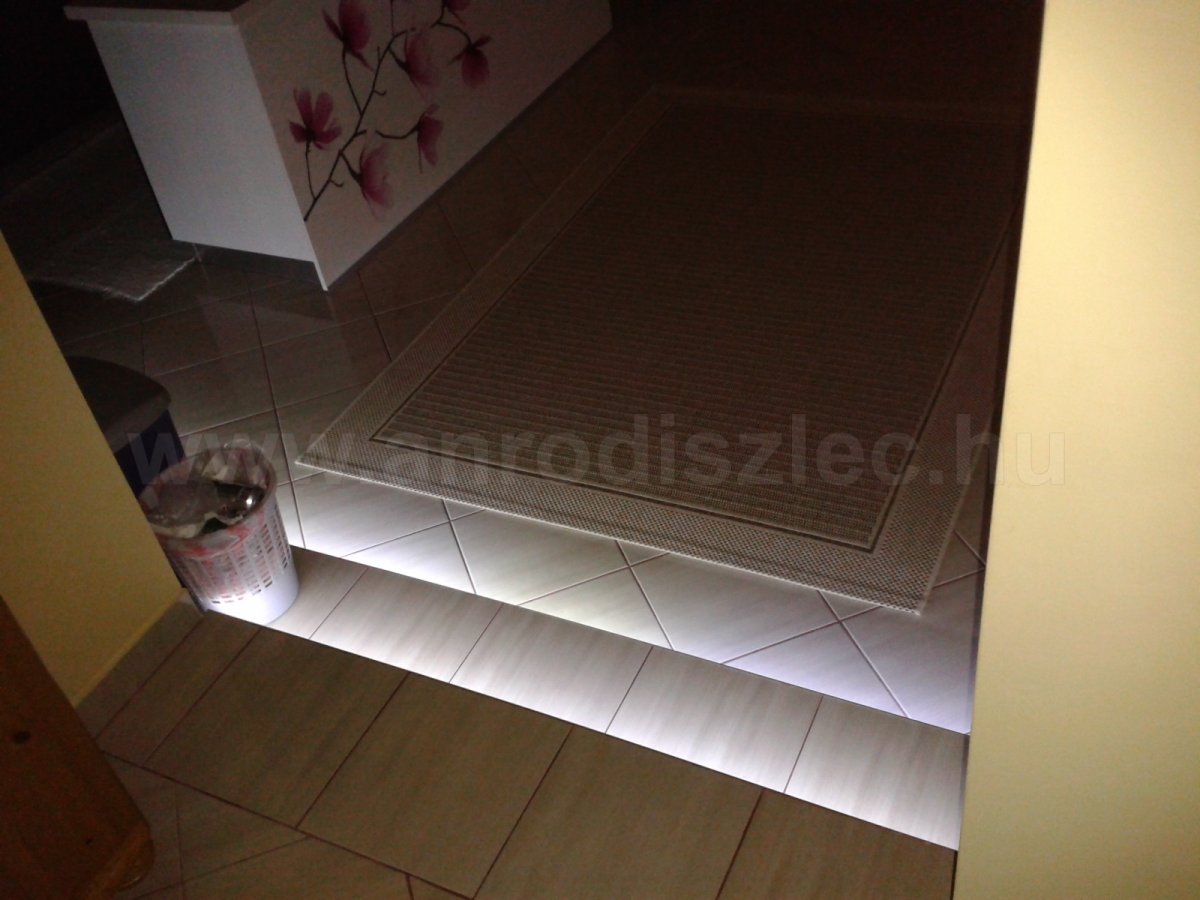 LED fénysor lépcső világítás