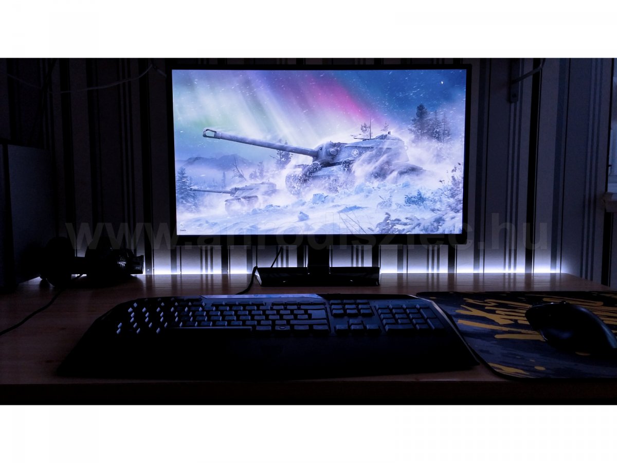 5500K LED szalag íróasztal hátulján