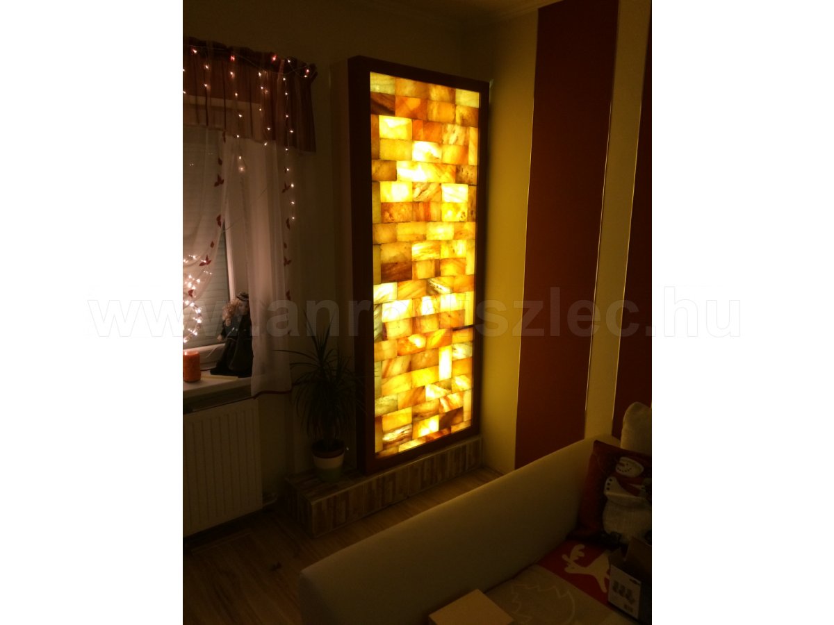 Sótéglából készült fal megvilágítása LED szalaggal