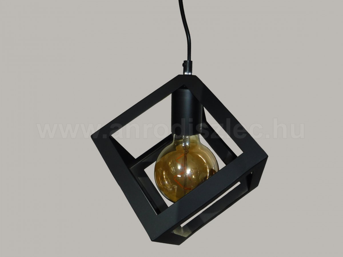 A nagy G95 LED izzó jól belefér a lámpába.