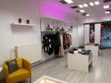 Női butik elegáns berendezéssel, energiatakarékos világításokkal