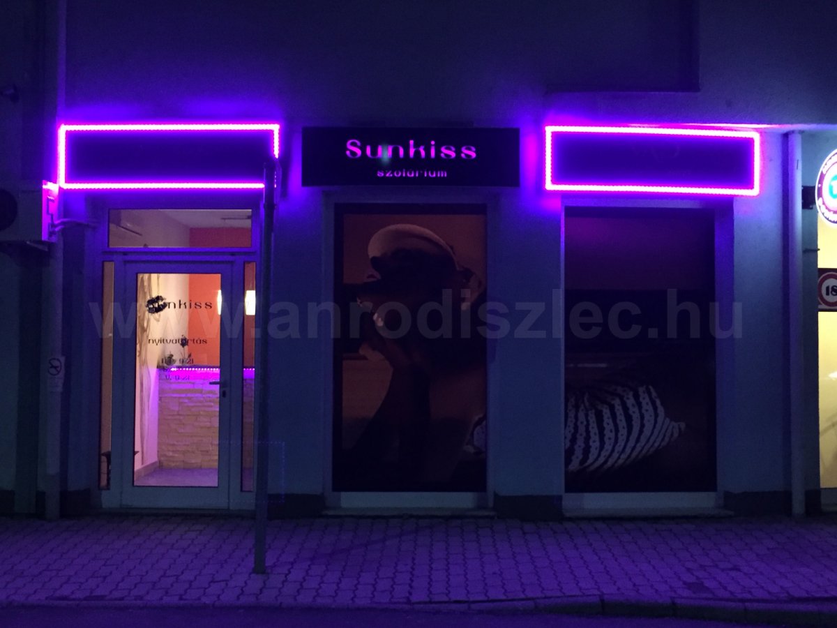 Sunkiss szoli utcafrontja led dekorációs világítással
