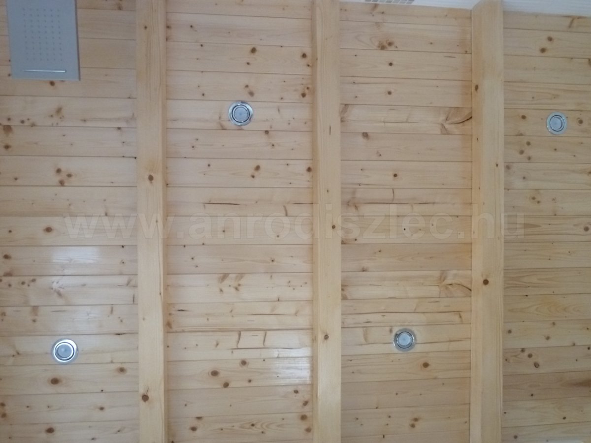 Spotlámpák lambériás menyezetben
