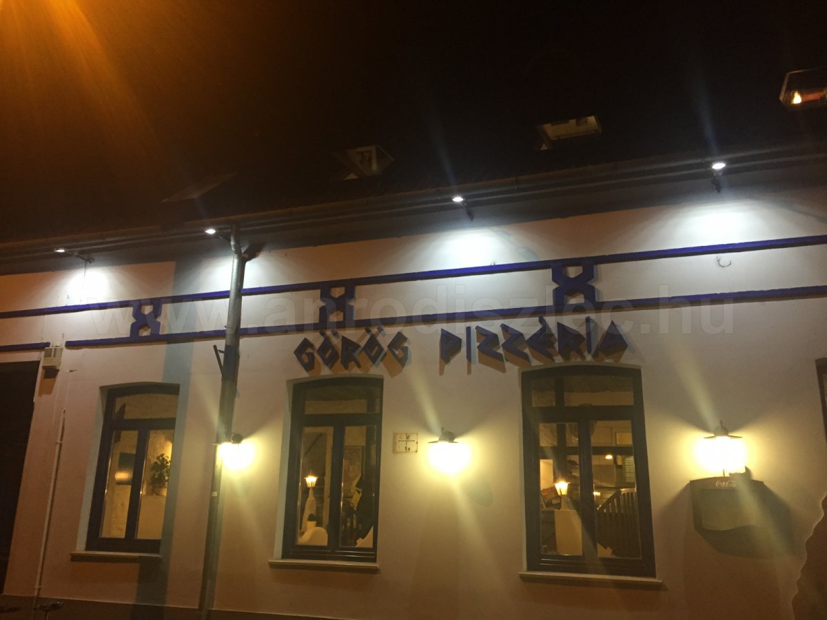Görög pizzéria világítása kívülről hidegfényű LED reflektorokkal