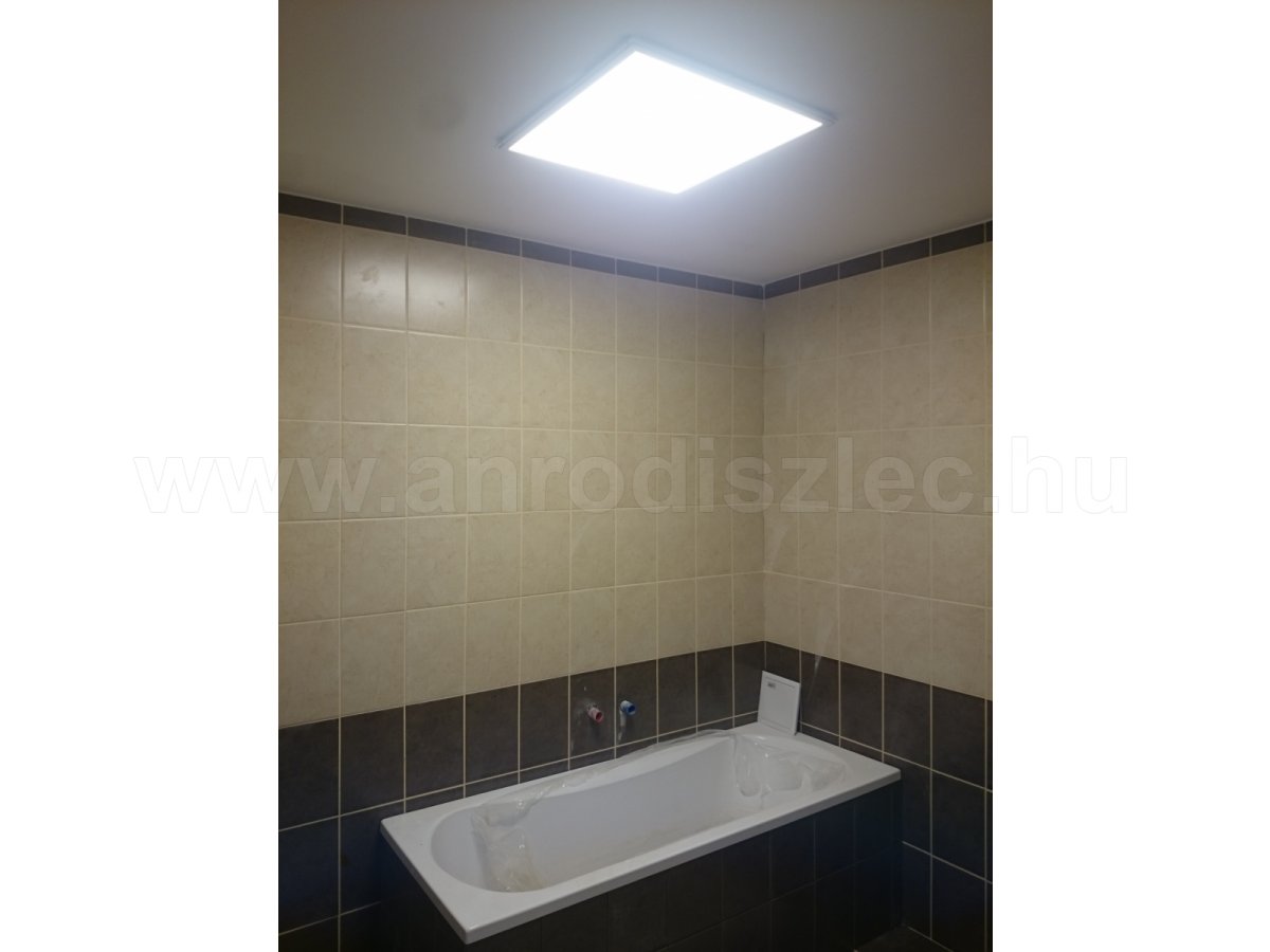 60x60 panel fürdőszobában, az adaptere a mennyezetbe süllyesztve van
