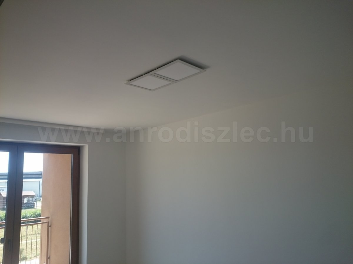 30x30 panelek egymás mellé építve, adapterek a mennyezetbe süllyesztve, erkélynél gardinia karnis