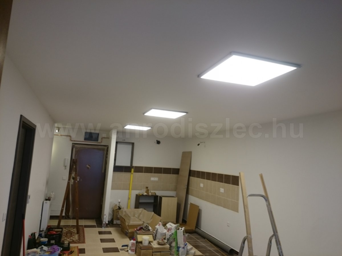 60x60 panelek konyhában, adapterek a mennyezetbe süllyesztve