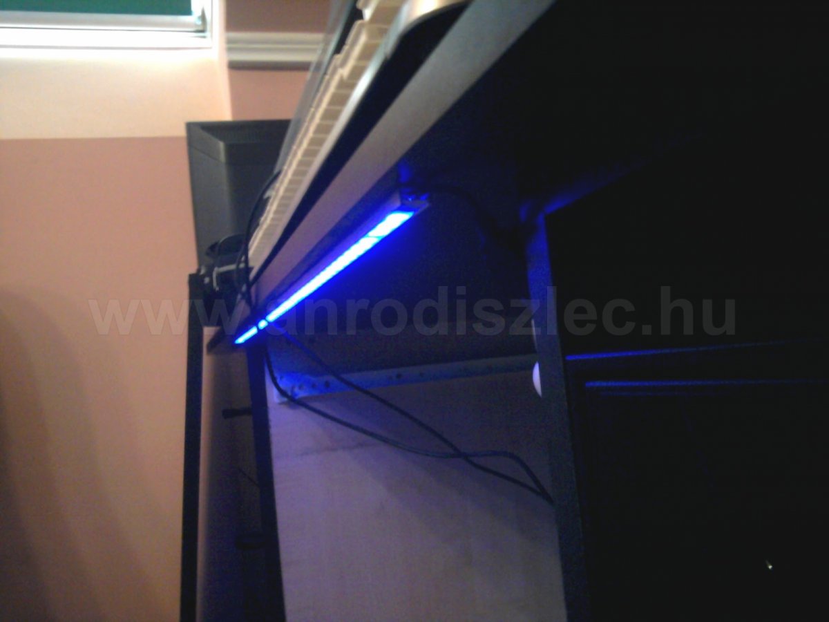Íróasztal alján kék led szalag