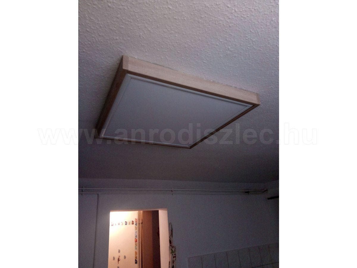 Mennyezetre szerelt 60x60 LED panel egyedi fa keretben