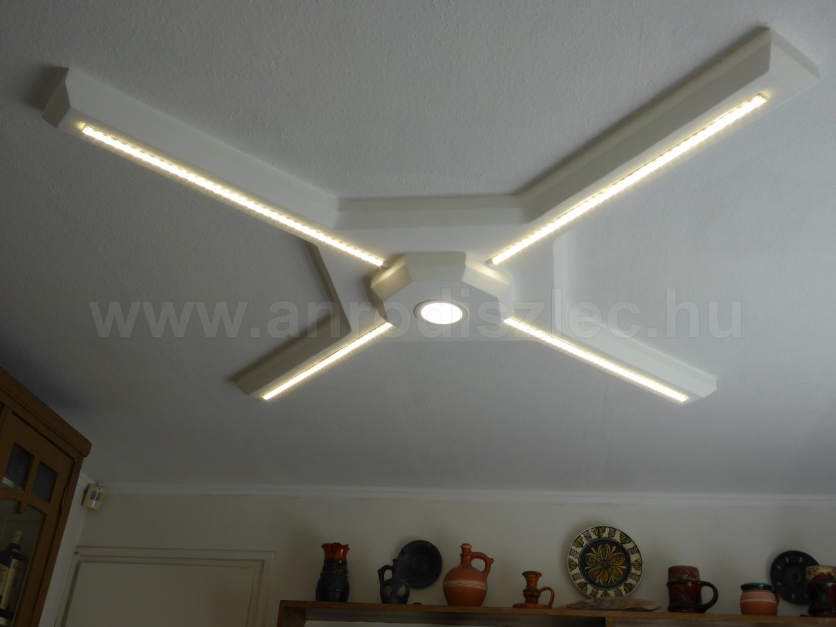 Modern LED csillár házilag: középen LED panel, kereszt alakban LED szalag világít