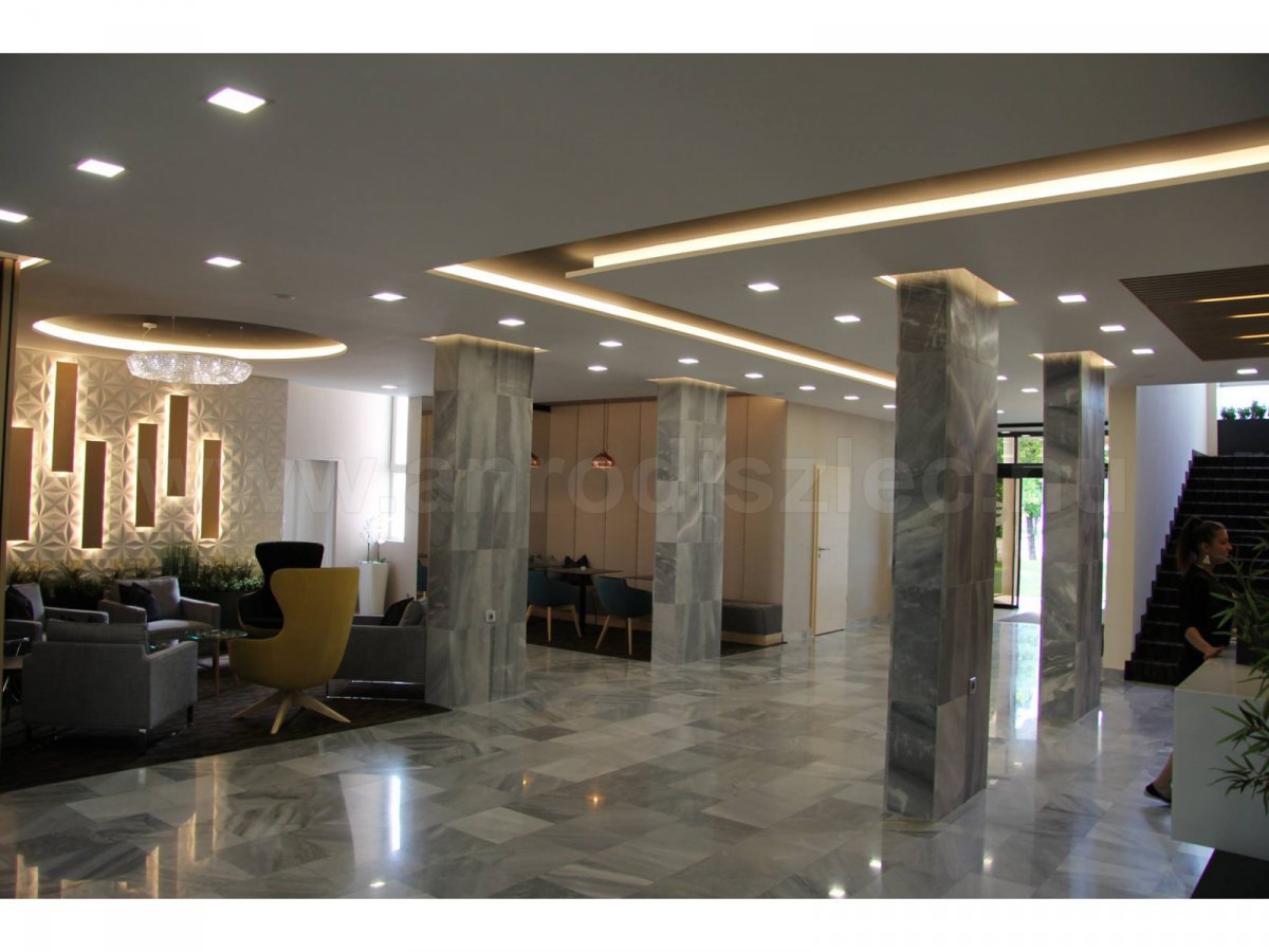 Hotel Bodrog Sárospatakon, LED világítással felújított lobby