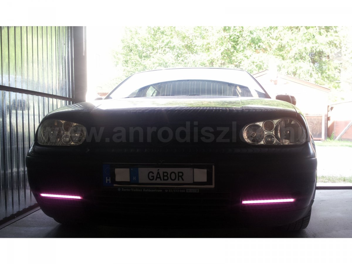 Háromszínű (RGB) LED szalag változtatja a színét a kocsi elején. 