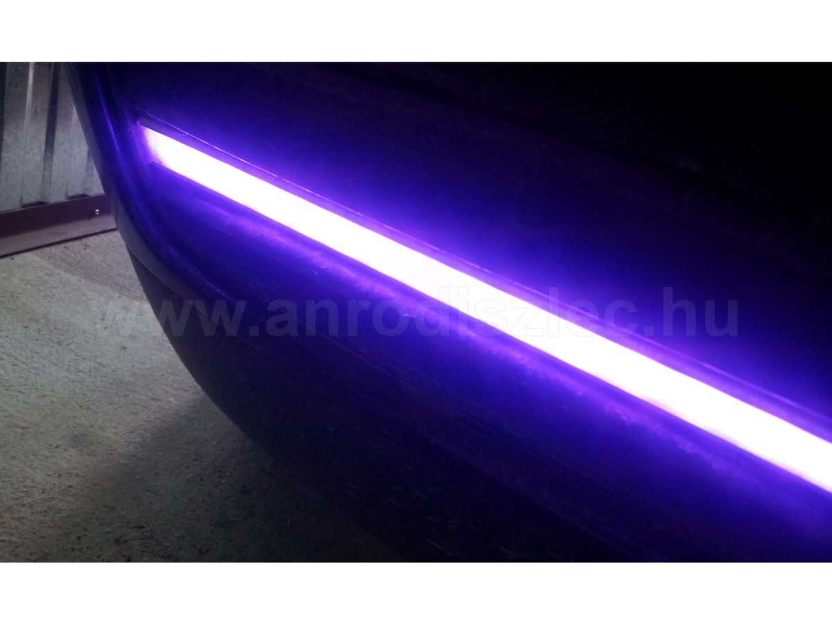 LED világítás autón: a fény színe RGB vezérlővel szabályozható. 