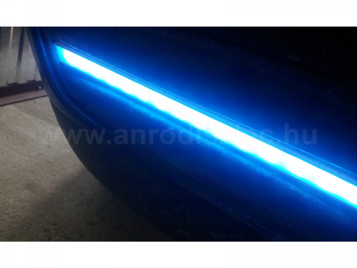 RGB világító LED szalag vízálló kivitelben, kocsi elejére szerelve. 