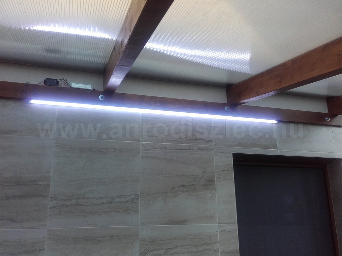 Terasz világítás (alu profilba ragasztott vizallo led szalag, fa tartóléc alatt)