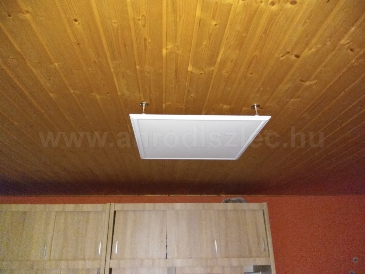 Nagy ledpanel lambériás mennyezeten, rövidre függesztve.