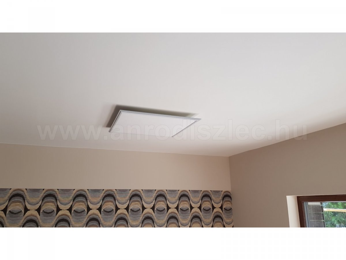 Egyedi módon plafonra szerelt LED panel fogja bevilágítani ezt a szobát.
